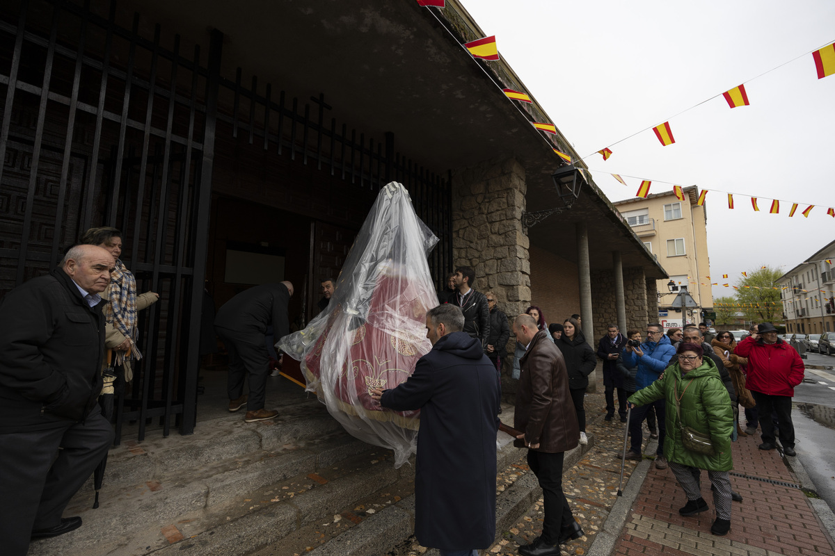 Domingo de Resurrección, procesión de Resucitado, Semana Santa 2024. Encuentro en la Iglesia de la Sagrada Familia.   / ISABEL GARCÍA