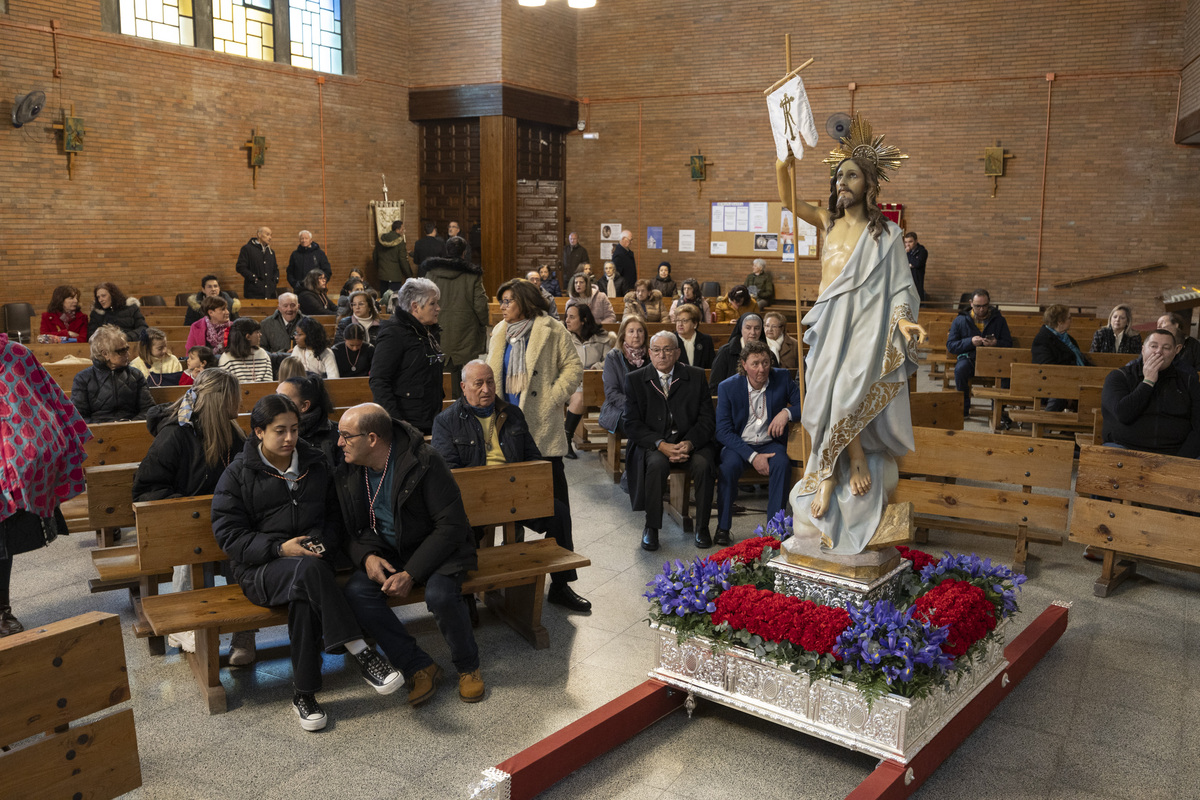 Domingo de Resurrección, procesión de Resucitado, Semana Santa 2024. Encuentro en la Iglesia de la Sagrada Familia.   / ISABEL GARCÍA