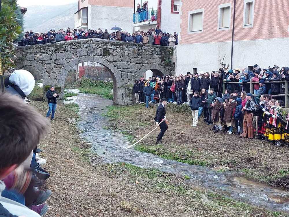 Los harramachos de Navalacruz revivieron su simbología secular