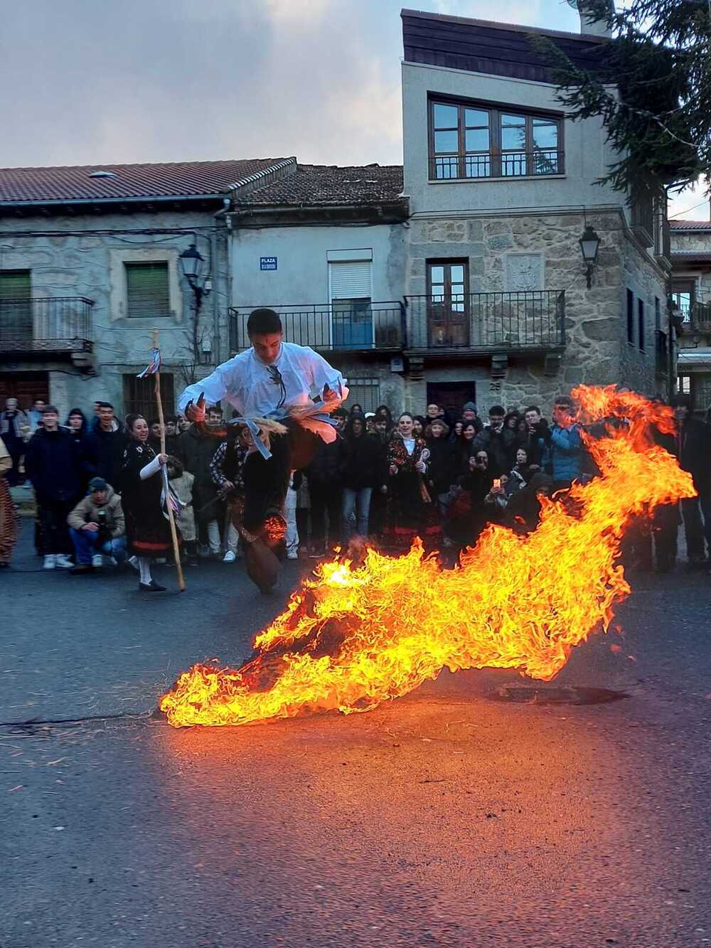 Los harramachos de Navalacruz revivieron su simbología secular