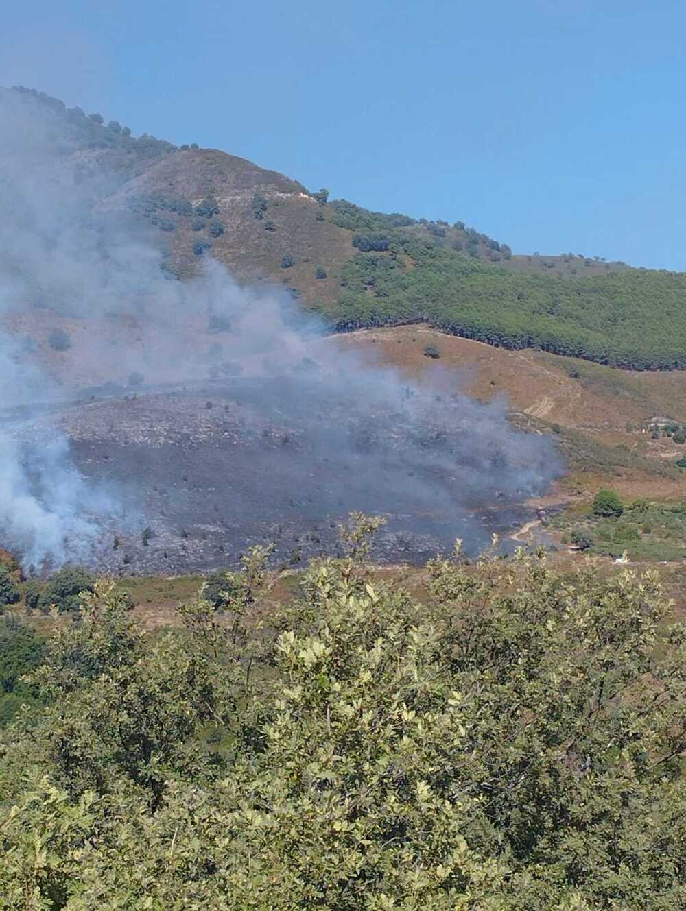 Incendio en la zona del castro de El Raso.