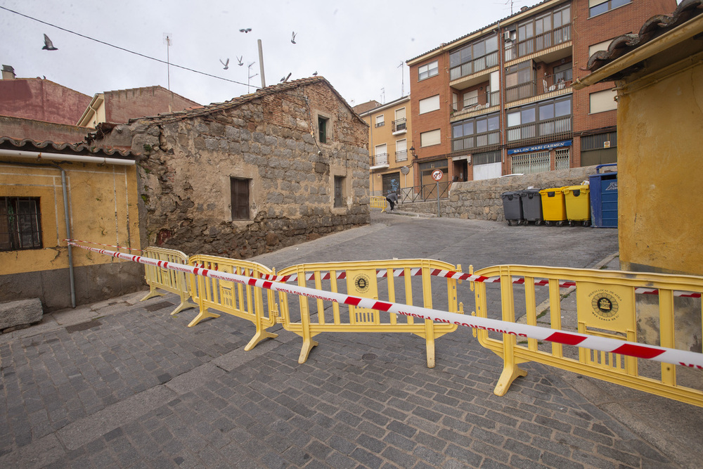 Derrumbe de una casa abandonada en Deán Castor Robledo