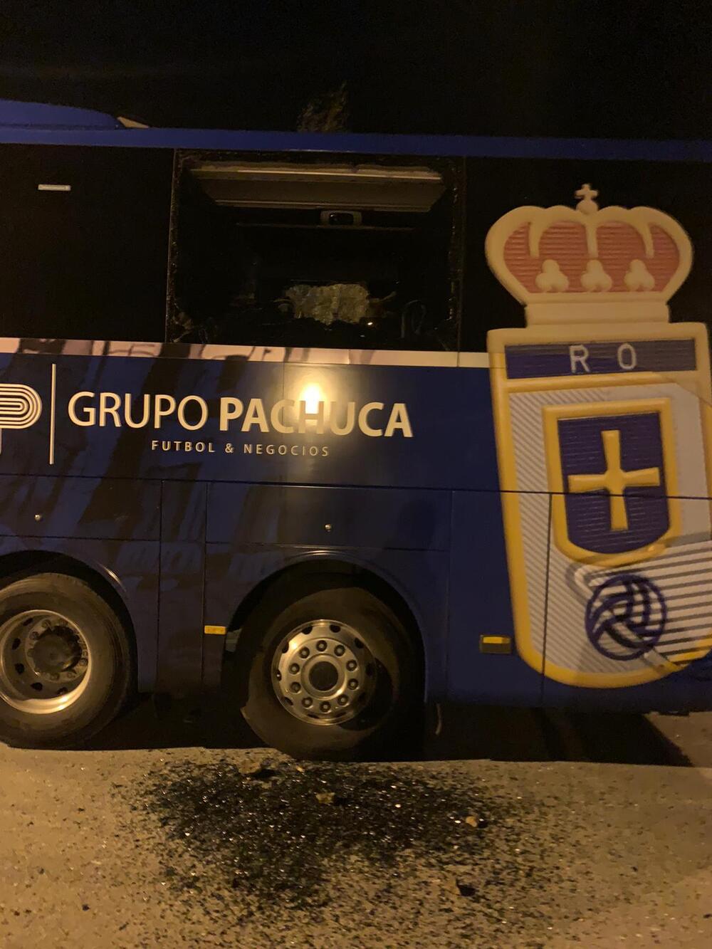 El autobús del Real Oviedo, vandalizado