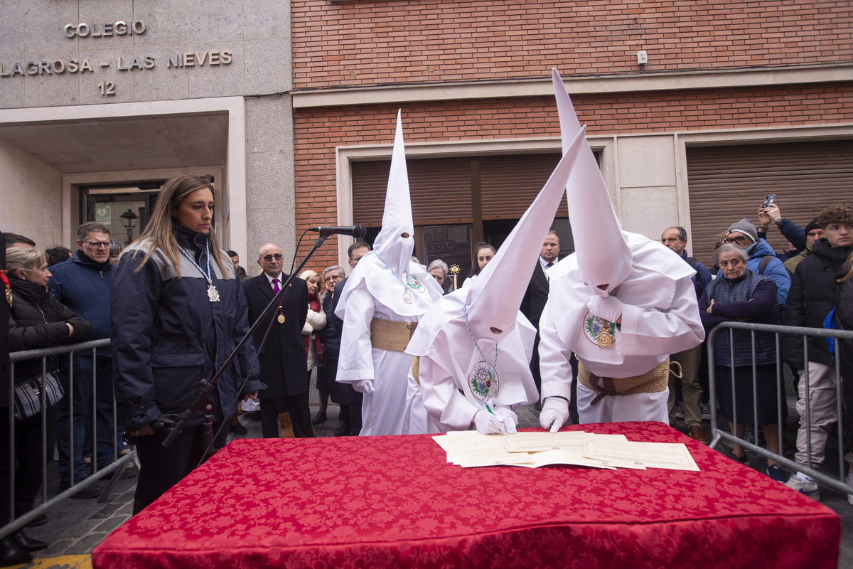 Procesión de la Estrella Semana Santa 2024. Se las da el tercer grado a dos presas de la carcel de Brieva.  / ISABEL GARCÍA