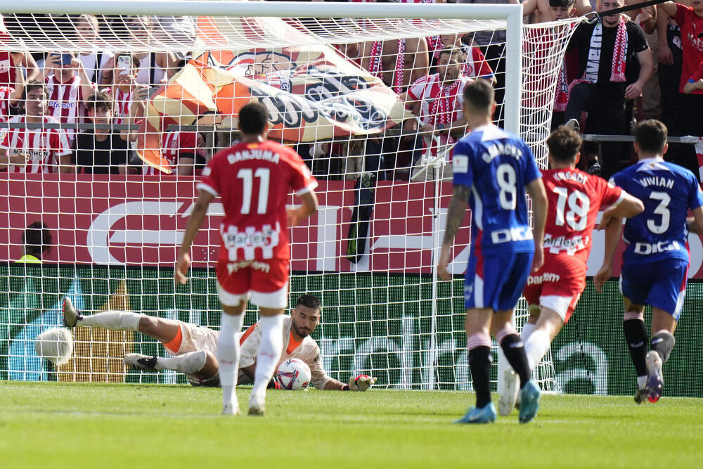 Stuani redondea la tarde de Gazzaniga en el minuto 99