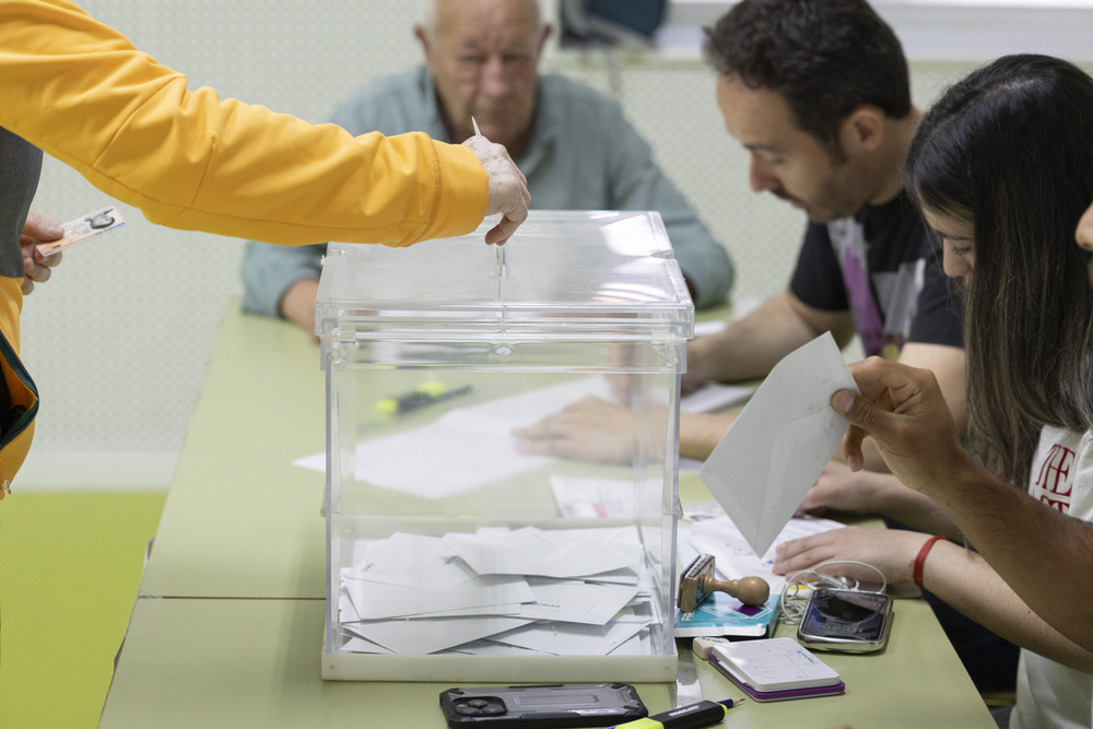 Elecciones: problemas con una cerradura y falta de un censo