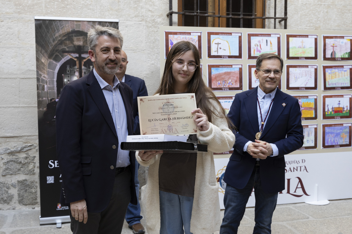 Entrega de premios a los ganadores del XII Concurso de Dibujo Escolar de la Semana Santa de Ávila 2024.  / ISABEL GARCÍA