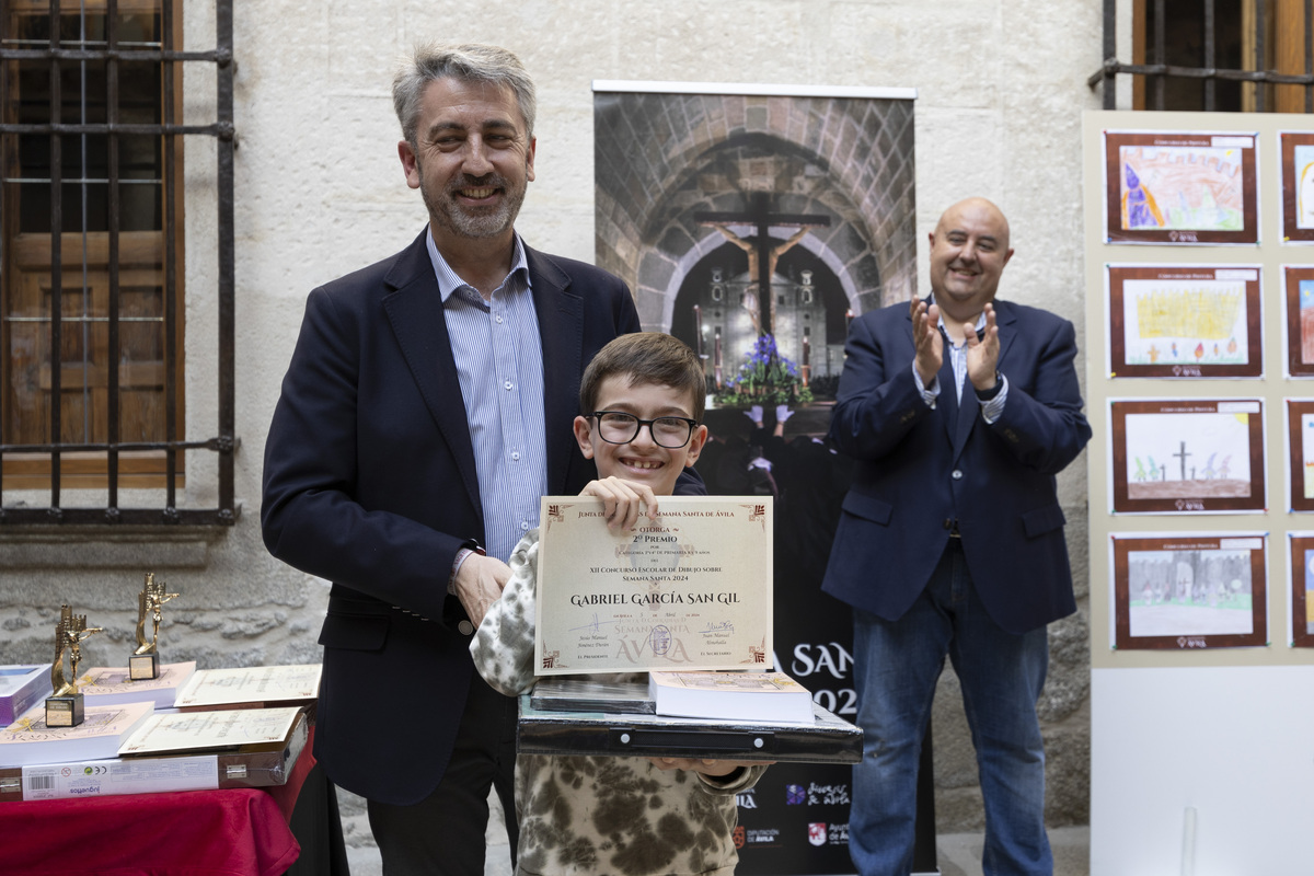 Entrega de premios a los ganadores del XII Concurso de Dibujo Escolar de la Semana Santa de Ávila 2024.  / ISABEL GARCÍA