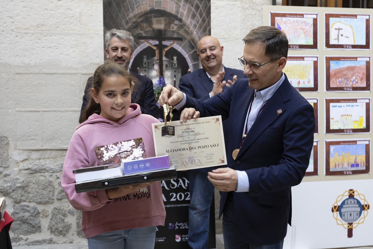 Entrega de premios a los ganadores del XII Concurso de Dibujo Escolar de la Semana Santa de Ávila 2024.  / ISABEL GARCÍA