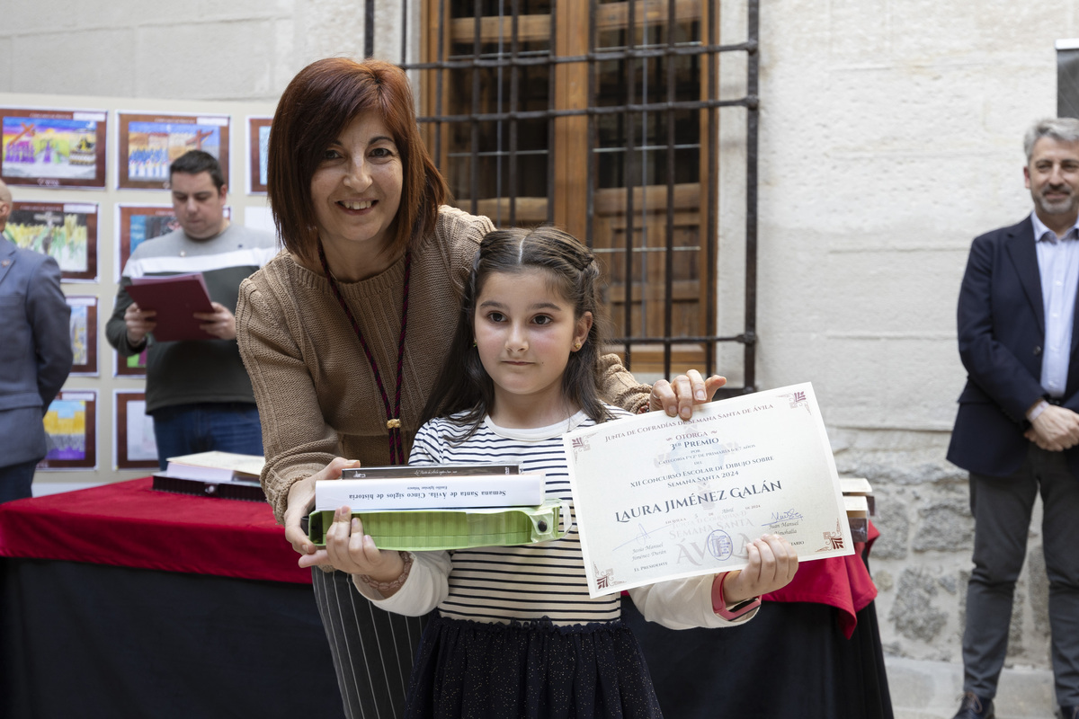 Entrega de premios a los ganadores del XII Concurso de Dibujo Escolar de la Semana Santa de Ávila 2024.  / ISABEL GARCÍA