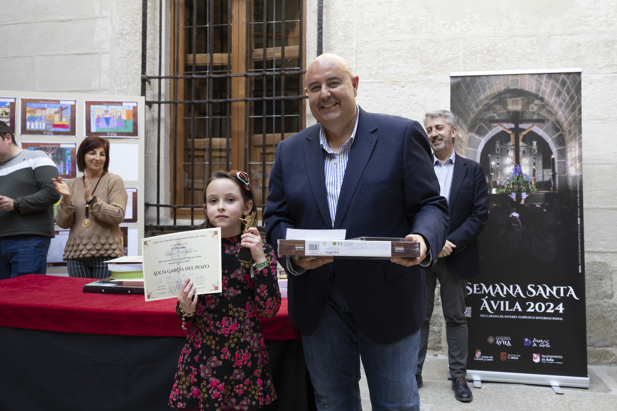 Entrega de premios a los ganadores del XII Concurso de Dibujo Escolar de la Semana Santa de Ávila 2024.  / ISABEL GARCÍA