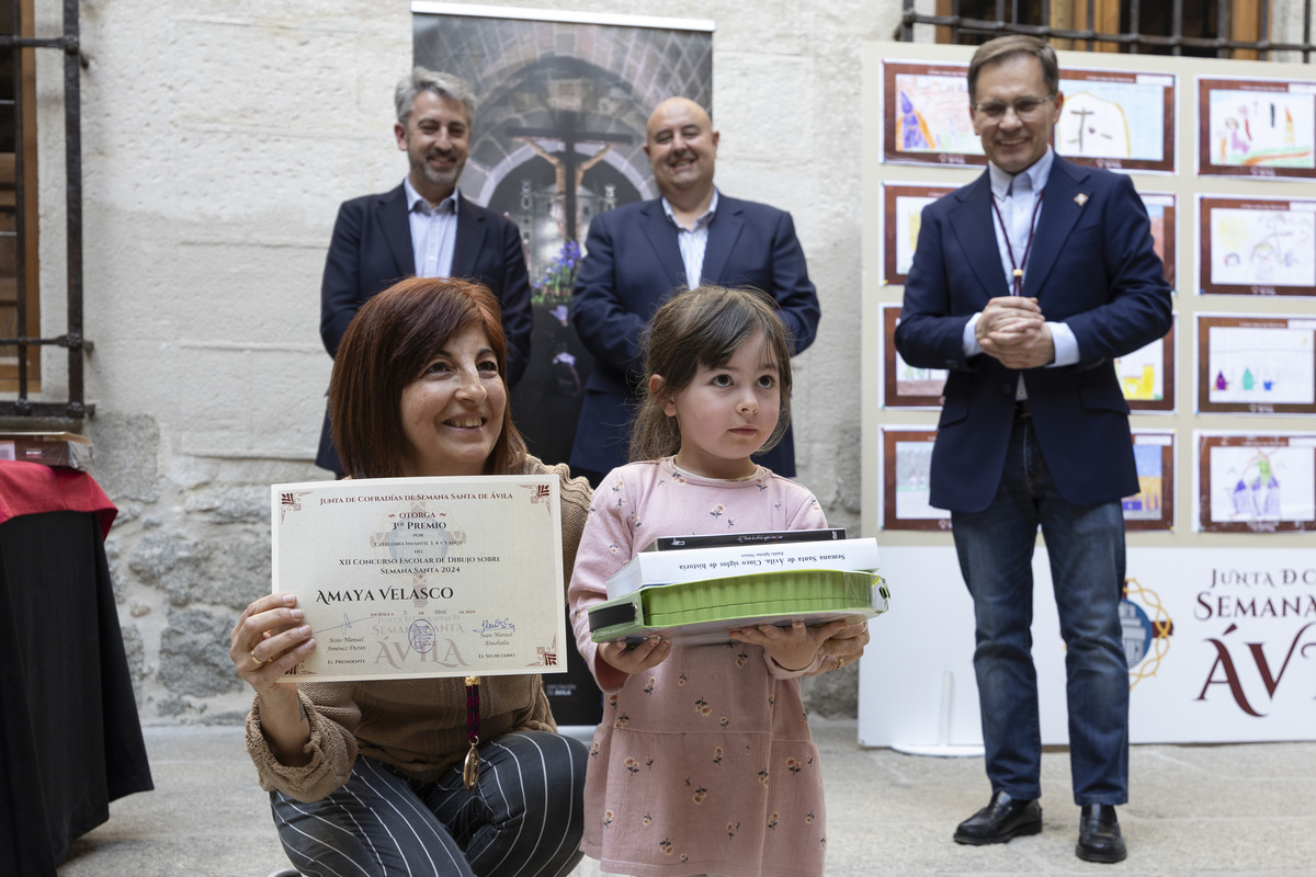 Entrega de premios a los ganadores del XII Concurso de Dibujo Escolar de la Semana Santa de Ávila 2024.  / ISABEL GARCÍA