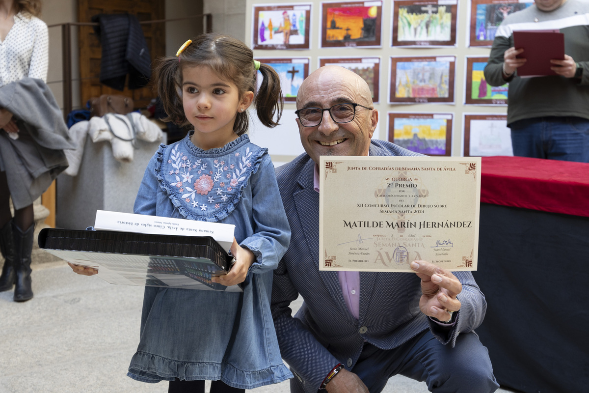 Entrega de premios a los ganadores del XII Concurso de Dibujo Escolar de la Semana Santa de Ávila 2024.  / ISABEL GARCÍA