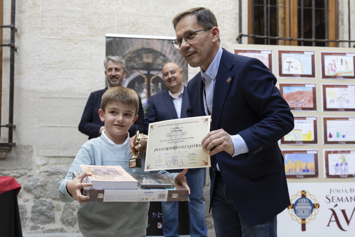 Entrega de premios a los ganadores del XII Concurso de Dibujo Escolar de la Semana Santa de Ávila 2024.  / ISABEL GARCÍA