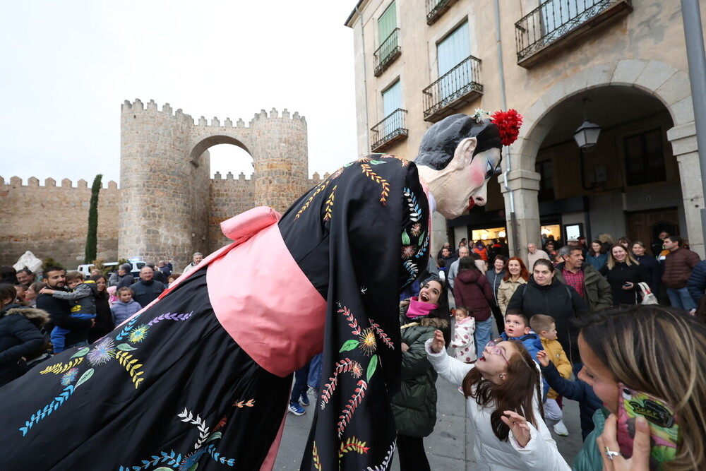 De pasacalles y con peñas