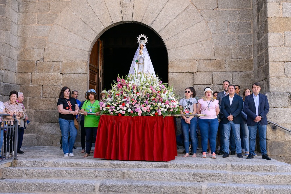 Los Hoyancos arropan a su Virgen de Navaserrada