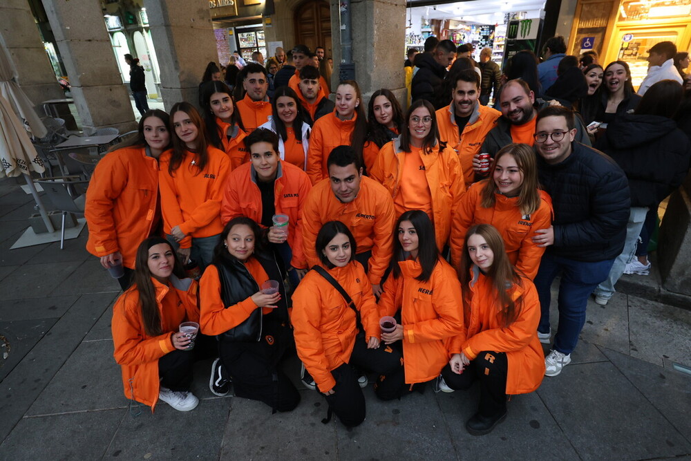 De pasacalles y con peñas