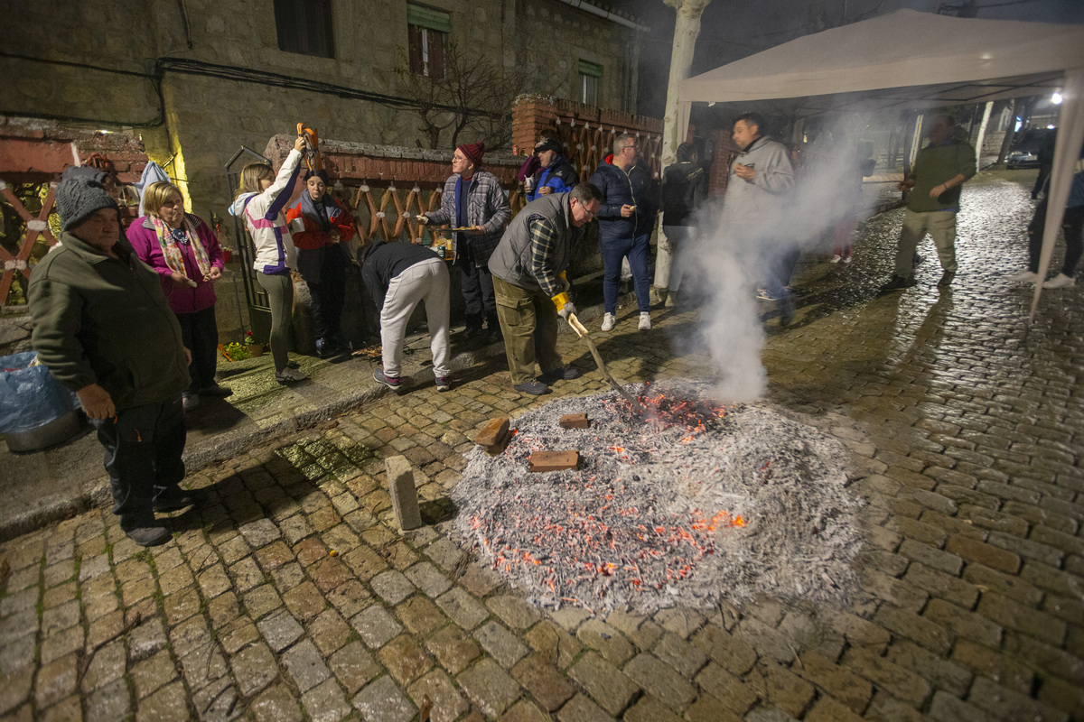 Luminarias de San Bartolomé de Pinares.  / DAVID CASTRO