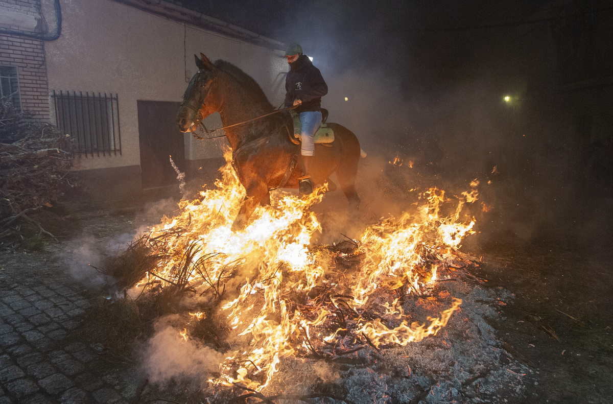 Luminarias de San Bartolomé de Pinares.  / DAVID CASTRO