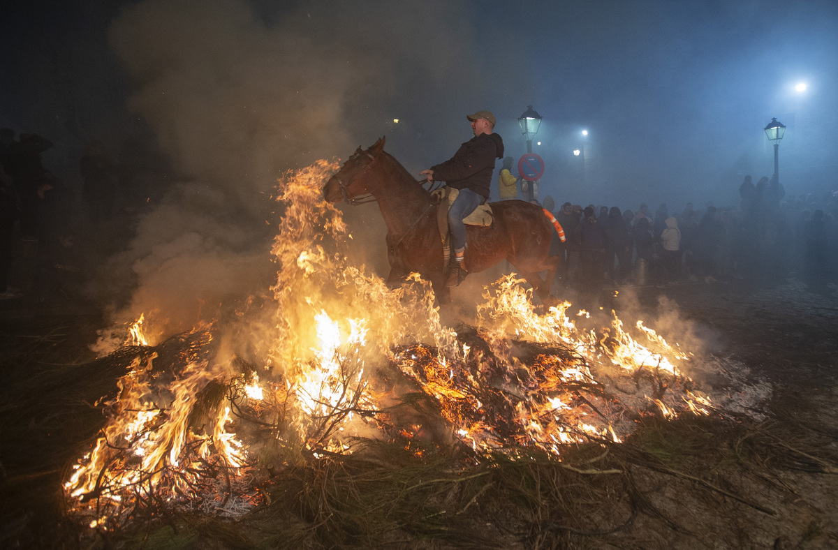 Luminarias de San Bartolomé de Pinares.  / DAVID CASTRO