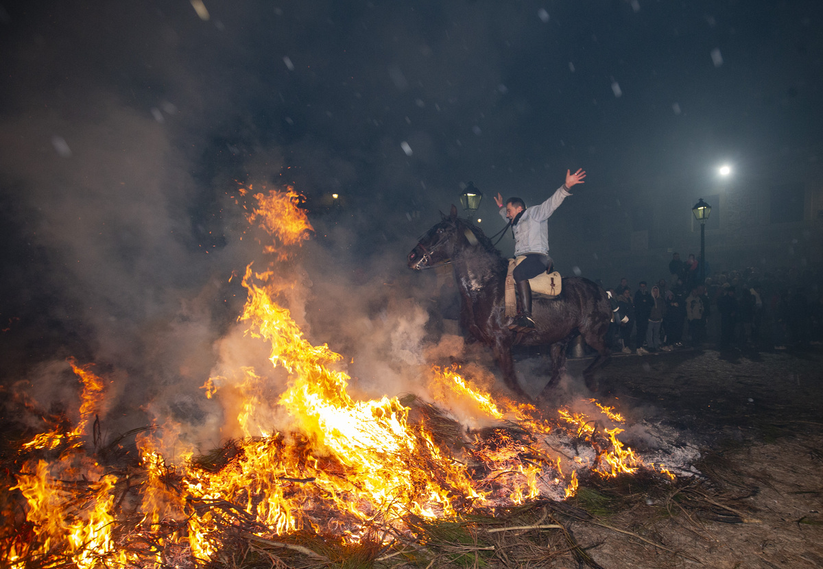 Luminarias de San Bartolomé de Pinares.  / DAVID CASTRO