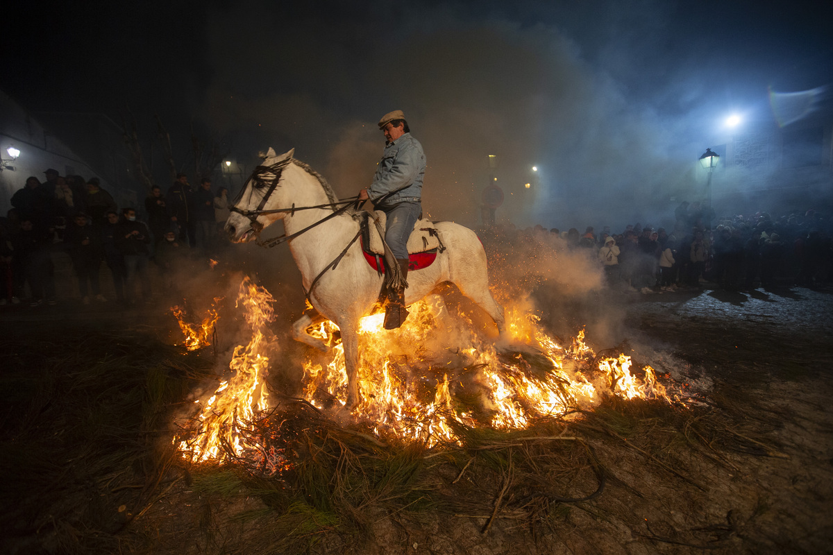 Luminarias de San Bartolomé de Pinares.  / DAVID CASTRO