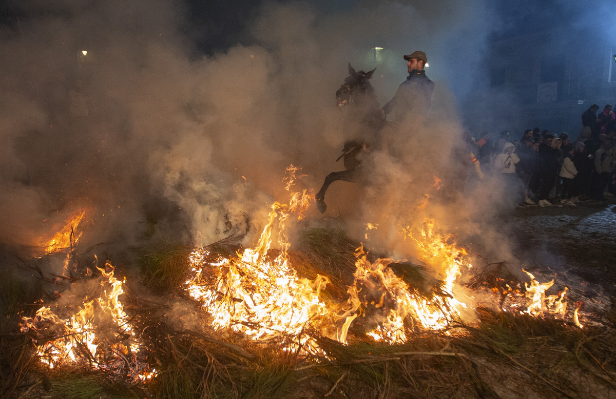 Luminarias de San Bartolomé de Pinares.  / DAVID CASTRO