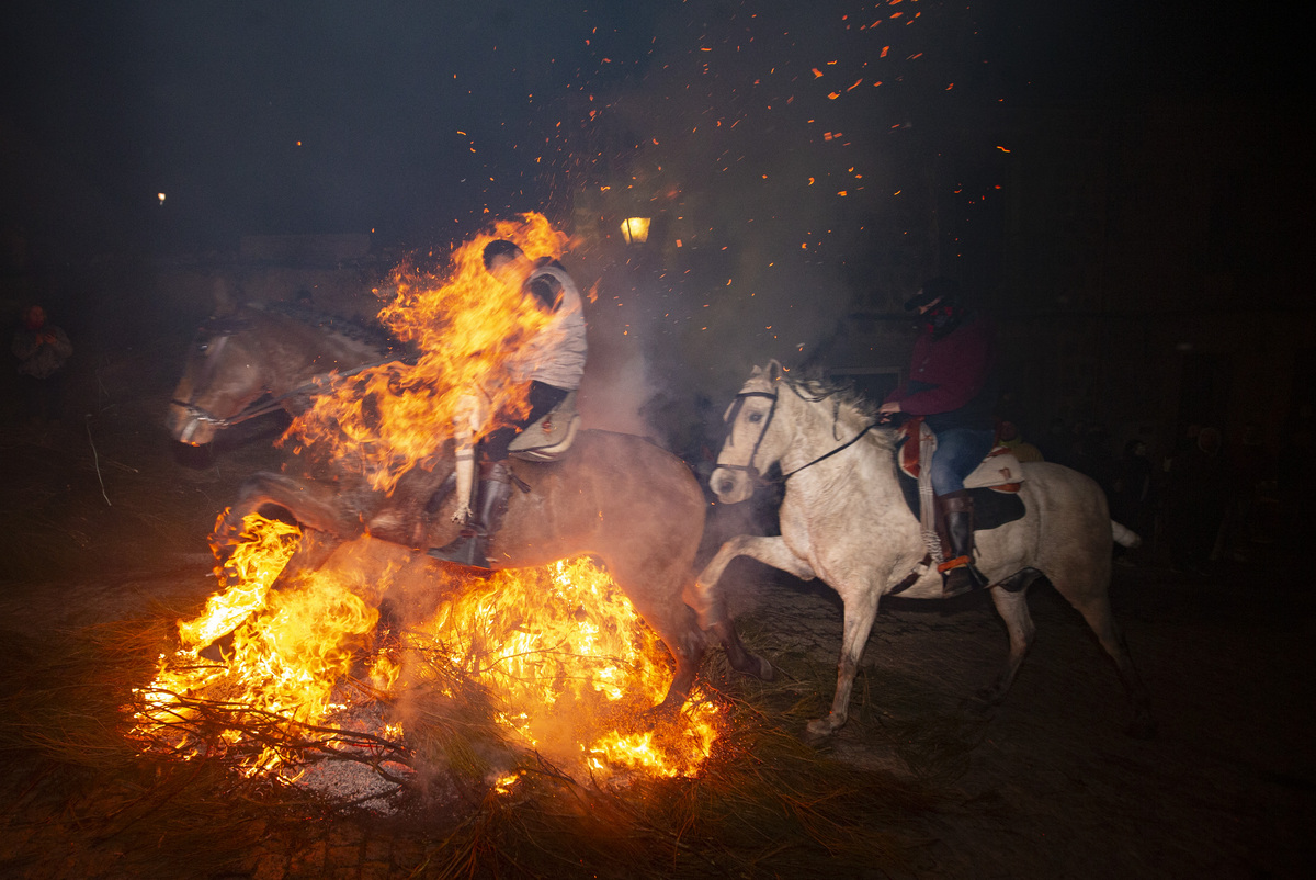 Luminarias de San Bartolomé de Pinares.  / DAVID CASTRO