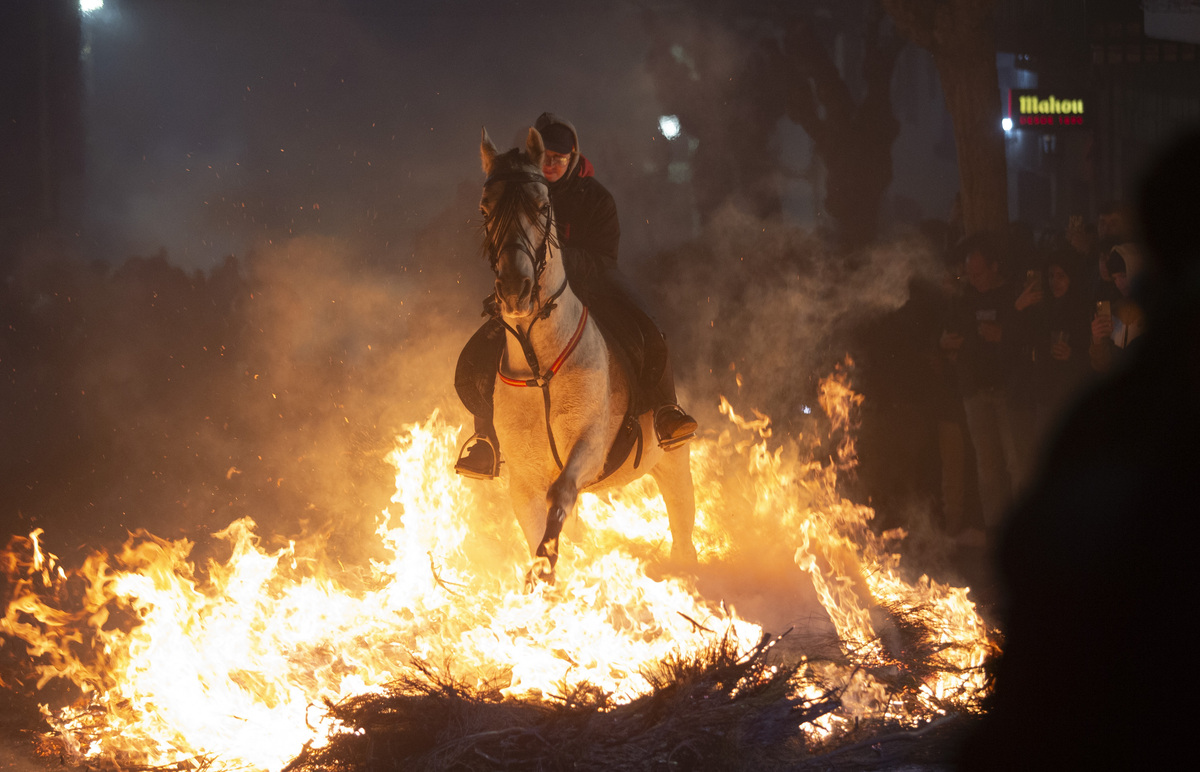 Luminarias de San Bartolomé de Pinares.  / DAVID CASTRO