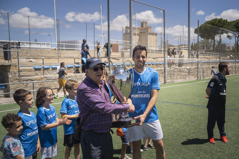 Imagen de los jugadores del Opticalia Bar Montecarlo celebrado el título. 