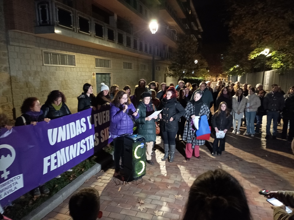 Unos 250 abulenses participan en la manifestación por el 25-N