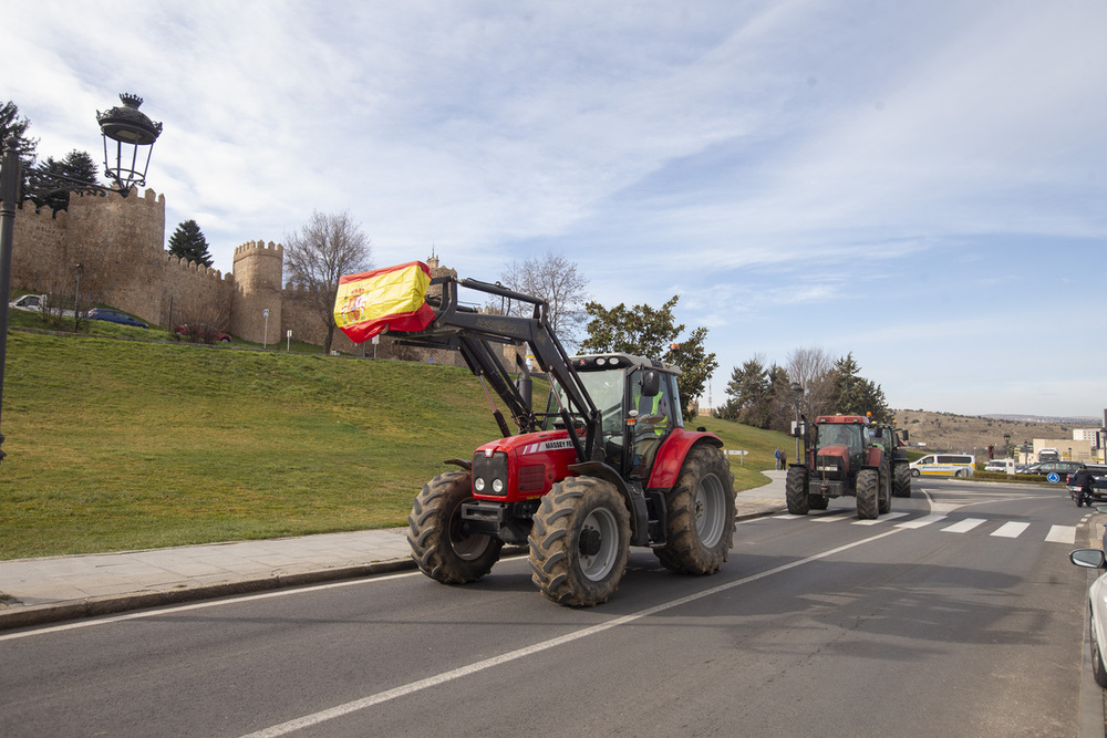 Los tractores empiezan a tomar Ávila