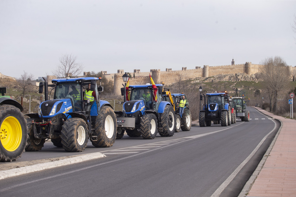 Los tractores empiezan a tomar Ávila