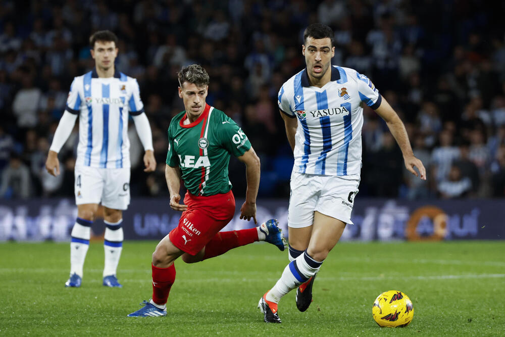 Mikel Merino, de la Real Sociedad, conduce el balón en el partido contra el Alavés en el Reale Arena