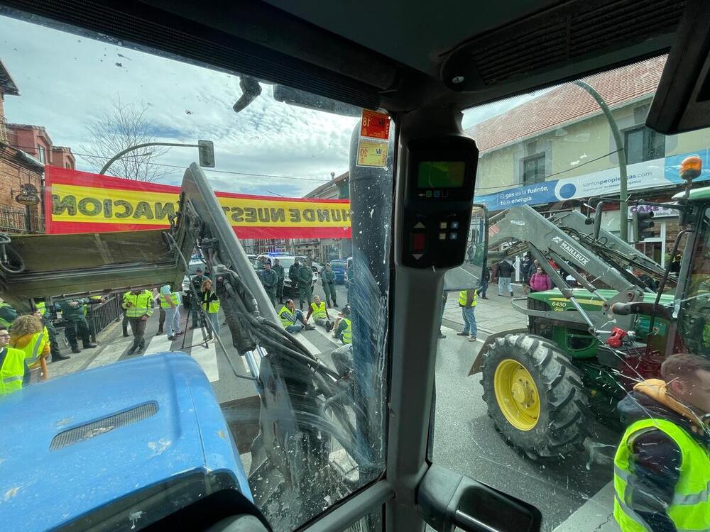 Tractoristas abulenses, bloqueados en San Rafael