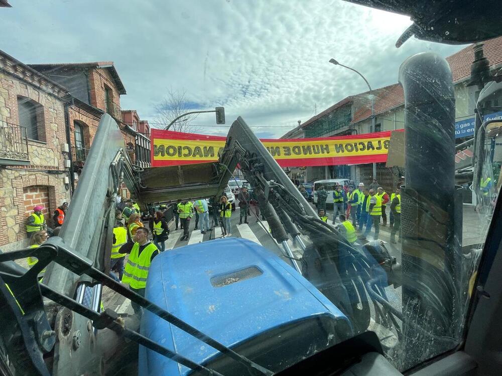 Tractoristas abulenses, bloqueados en San Rafael