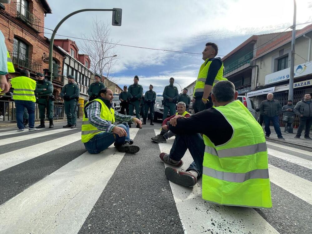 Tractoristas abulenses, bloqueados en San Rafael