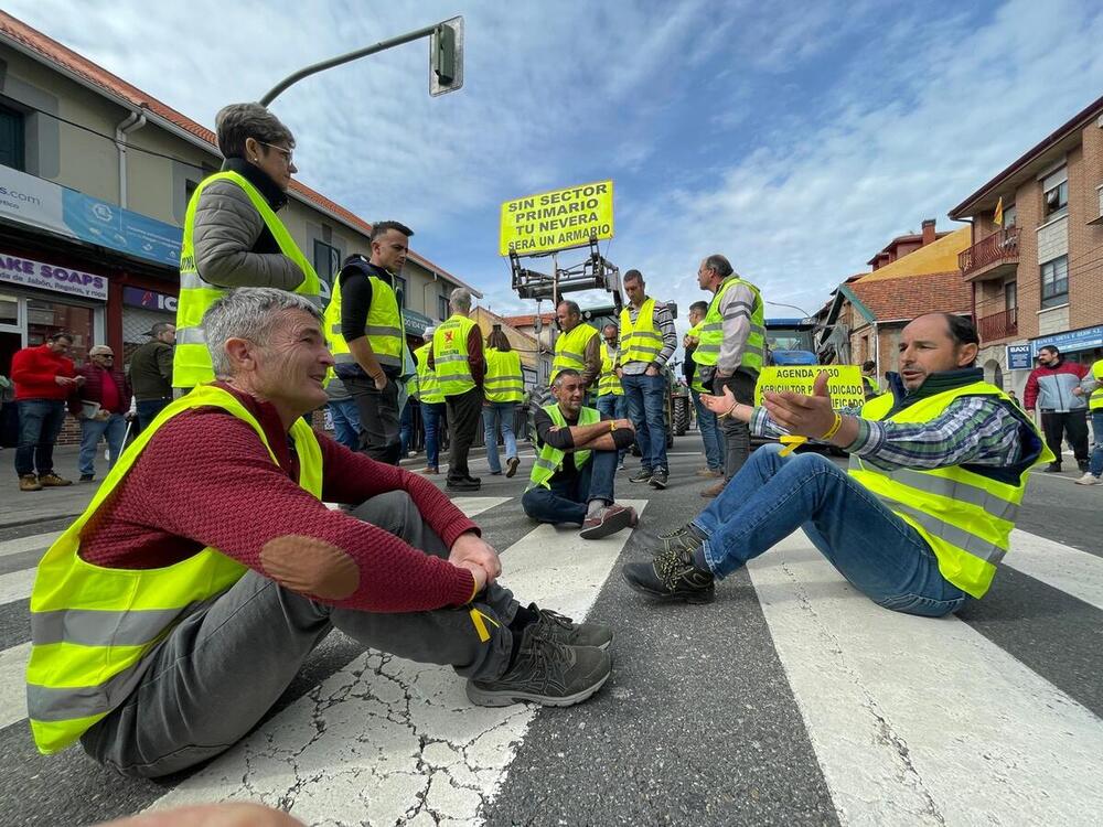 Tractoristas abulenses, bloqueados en San Rafael