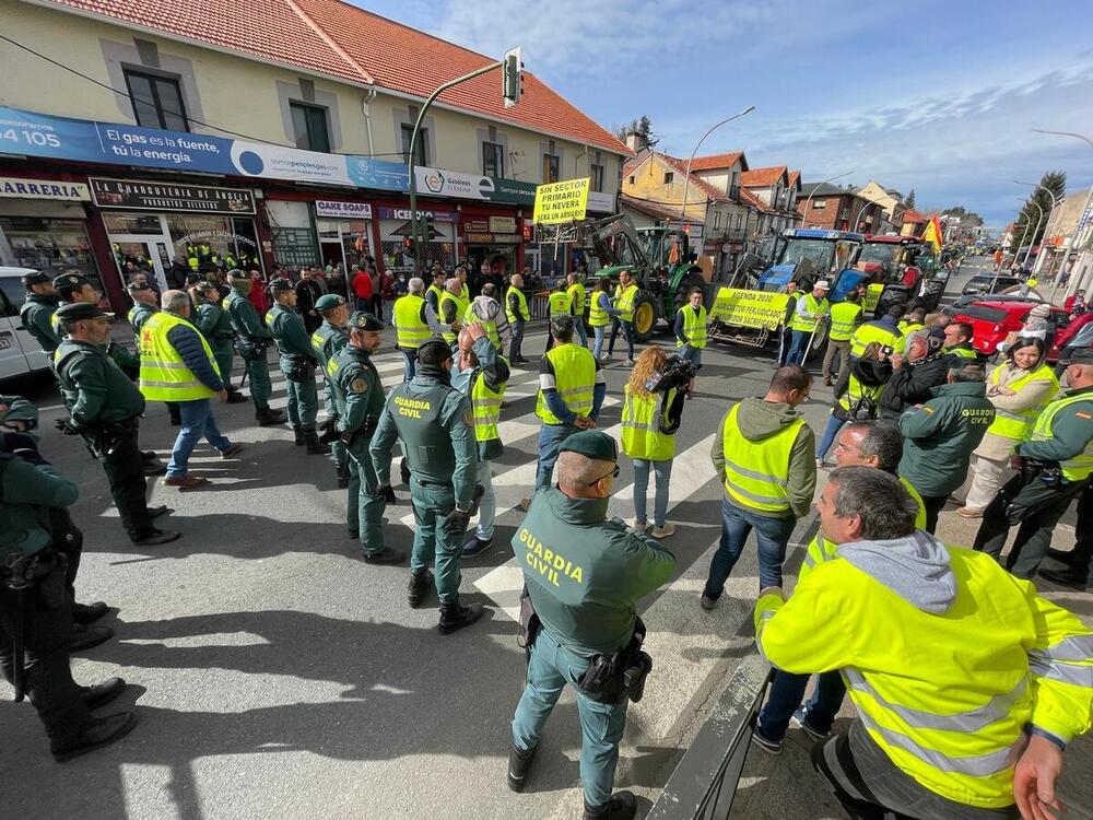 Tractoristas abulenses, bloqueados en San Rafael