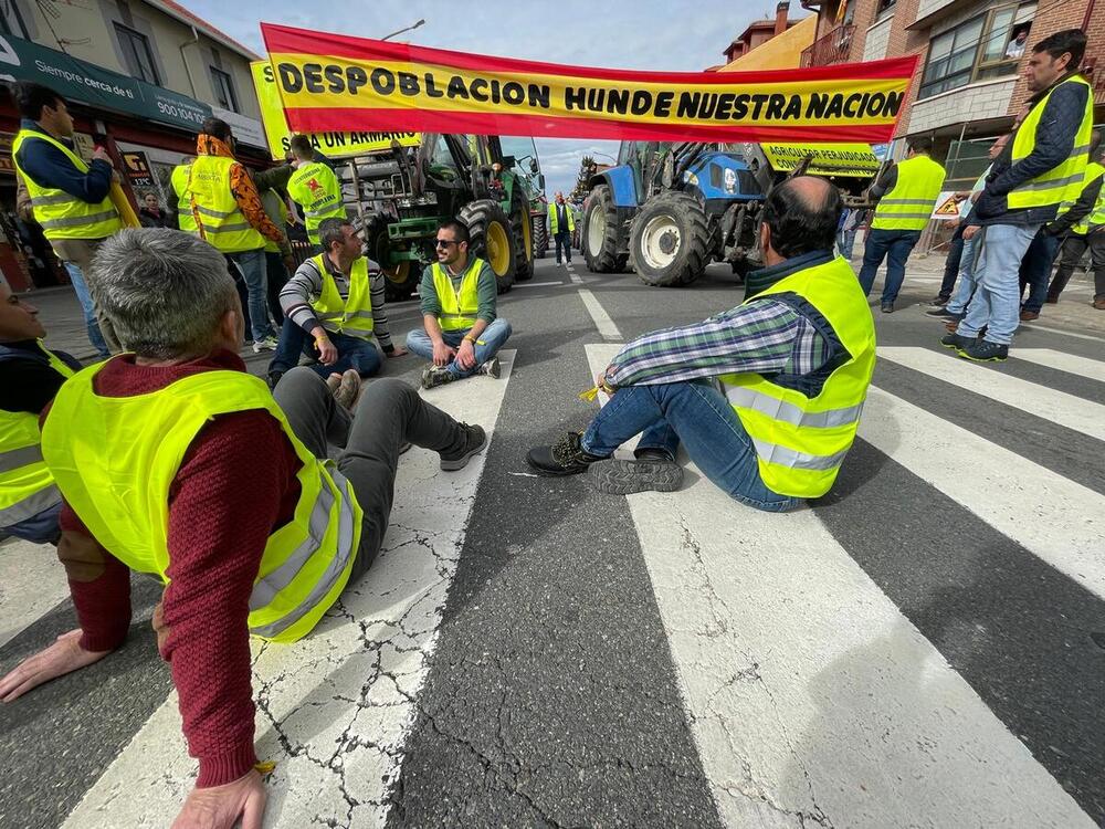 Tractoristas abulenses, bloqueados en San Rafael