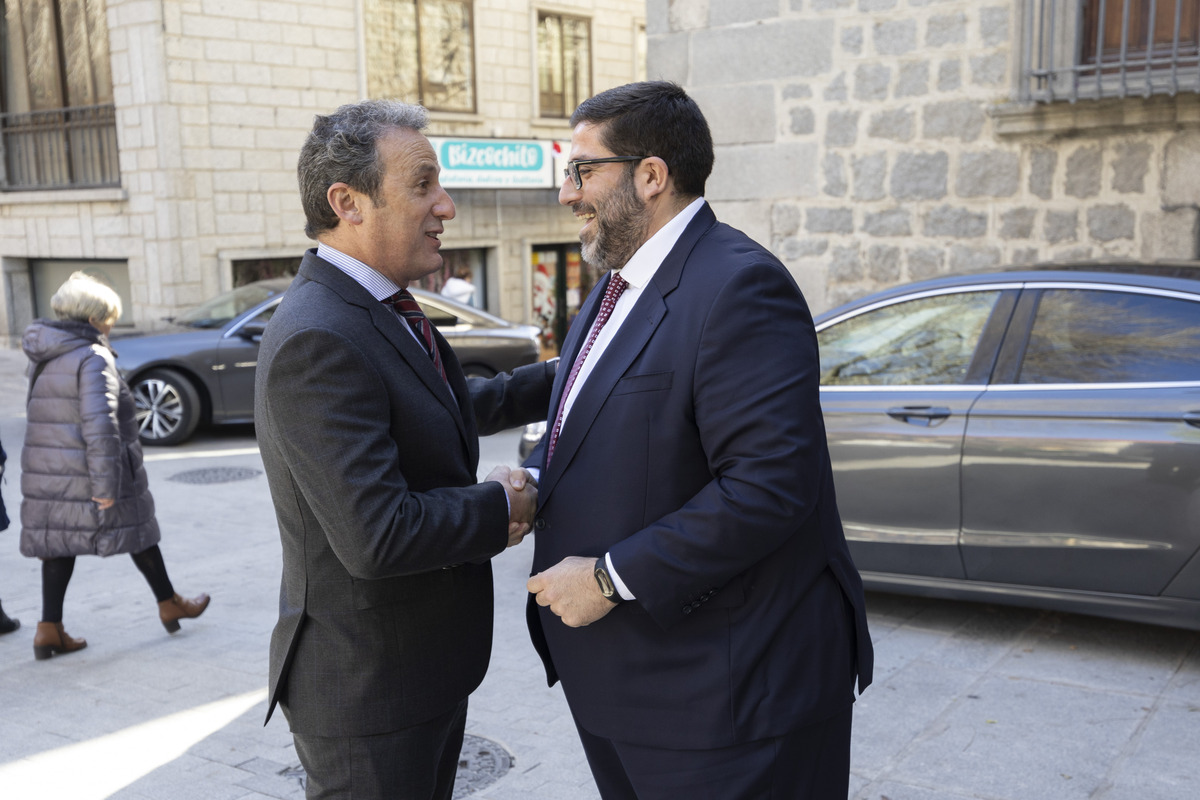 El presidente de la Junta de Castilla y
León, Alfonso Fernández Mañueco,
inaugura la Exposición ‘Crónica Gráfica.
Un año de Diario de Ávila en imágenes’  / ISABEL GARCÍA