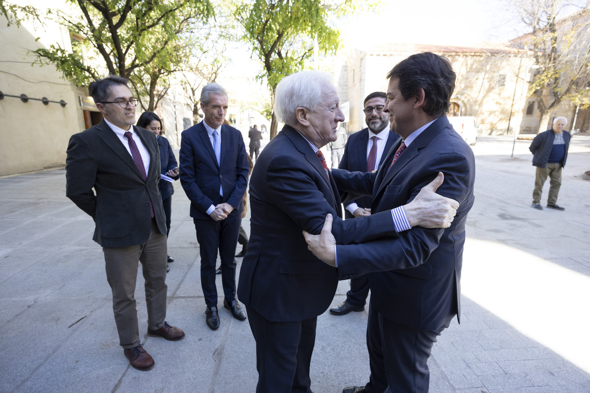 El presidente de la Junta de Castilla y
León, Alfonso Fernández Mañueco,
inaugura la Exposición ‘Crónica Gráfica.
Un año de Diario de Ávila en imágenes’  / ISABEL GARCÍA