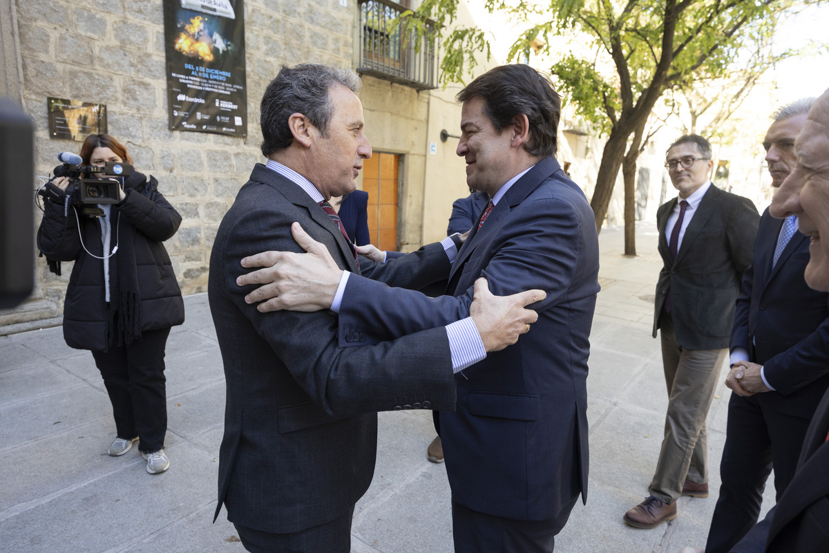 El presidente de la Junta de Castilla y
León, Alfonso Fernández Mañueco,
inaugura la Exposición ‘Crónica Gráfica.
Un año de Diario de Ávila en imágenes’  / ISABEL GARCÍA