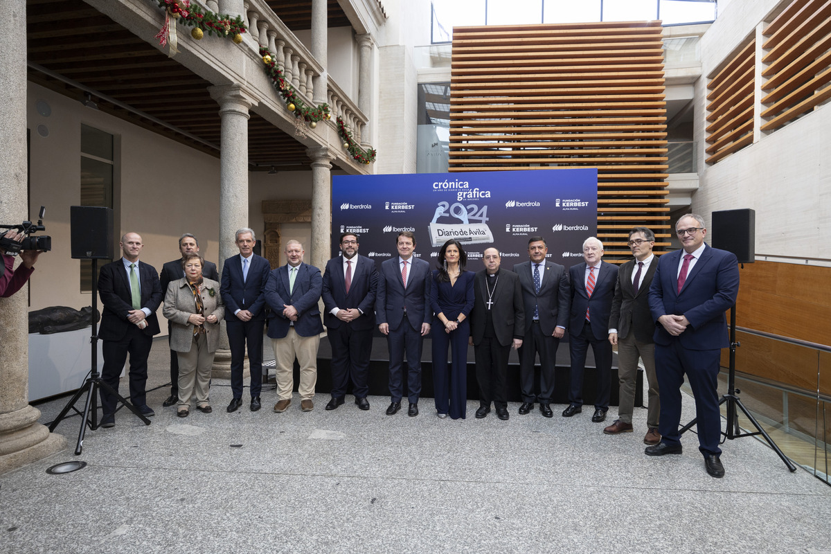 El presidente de la Junta de Castilla y
León, Alfonso Fernández Mañueco,
inaugura la Exposición ‘Crónica Gráfica.
Un año de Diario de Ávila en imágenes’  / ISABEL GARCÍA