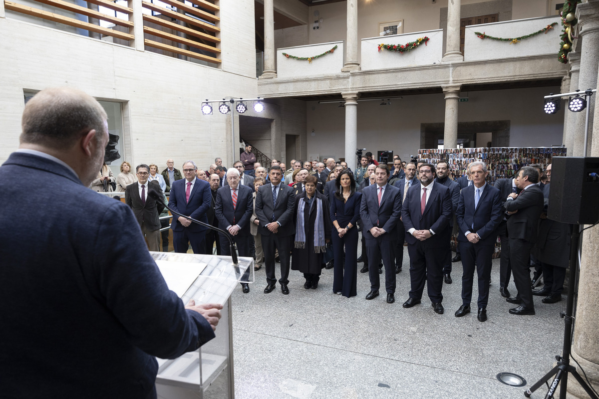 El presidente de la Junta de Castilla y
León, Alfonso Fernández Mañueco,
inaugura la Exposición ‘Crónica Gráfica.
Un año de Diario de Ávila en imágenes’  / ISABEL GARCÍA