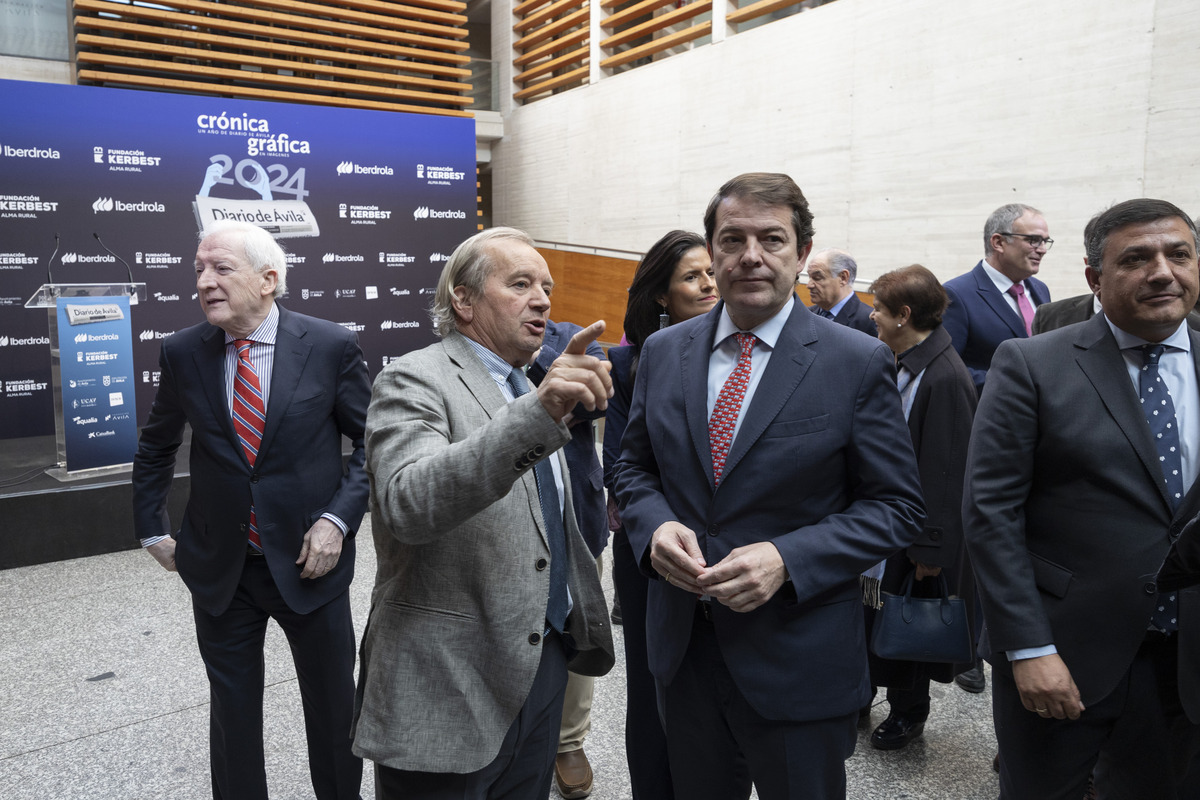 El presidente de la Junta de Castilla y
León, Alfonso Fernández Mañueco,
inaugura la Exposición ‘Crónica Gráfica.
Un año de Diario de Ávila en imágenes’  / ISABEL GARCÍA