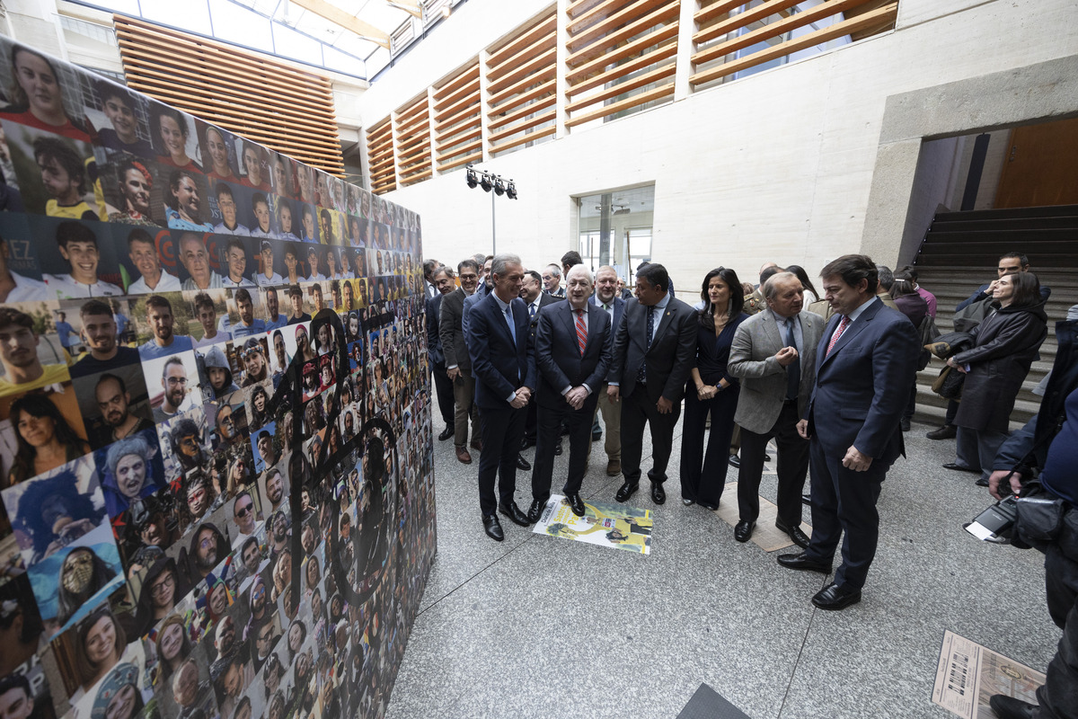 El presidente de la Junta de Castilla y
León, Alfonso Fernández Mañueco,
inaugura la Exposición ‘Crónica Gráfica.
Un año de Diario de Ávila en imágenes’  / ISABEL GARCÍA