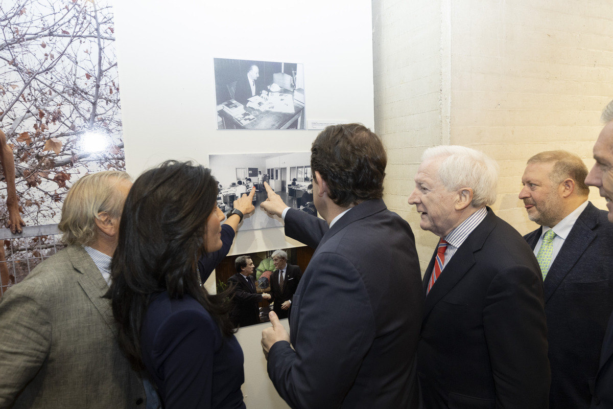 El presidente de la Junta de Castilla y
León, Alfonso Fernández Mañueco,
inaugura la Exposición ‘Crónica Gráfica.
Un año de Diario de Ávila en imágenes’  / ISABEL GARCÍA