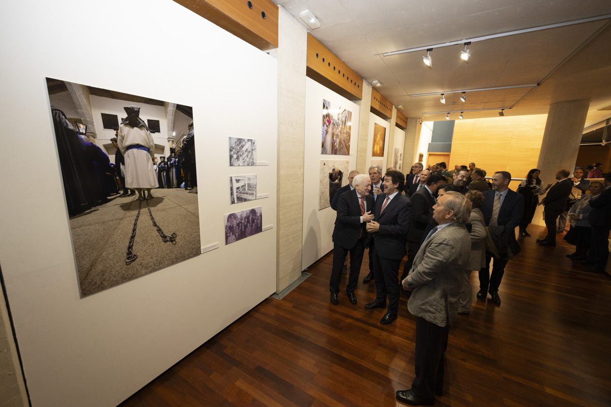 El presidente de la Junta de Castilla y
León, Alfonso Fernández Mañueco,
inaugura la Exposición ‘Crónica Gráfica.
Un año de Diario de Ávila en imágenes’  / ISABEL GARCÍA