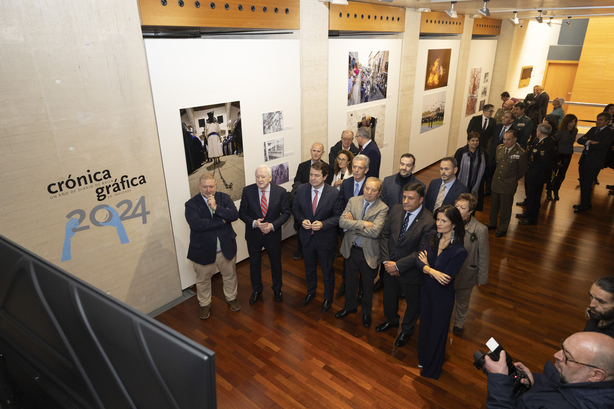 El presidente de la Junta de Castilla y
León, Alfonso Fernández Mañueco,
inaugura la Exposición ‘Crónica Gráfica.
Un año de Diario de Ávila en imágenes’  / ISABEL GARCÍA